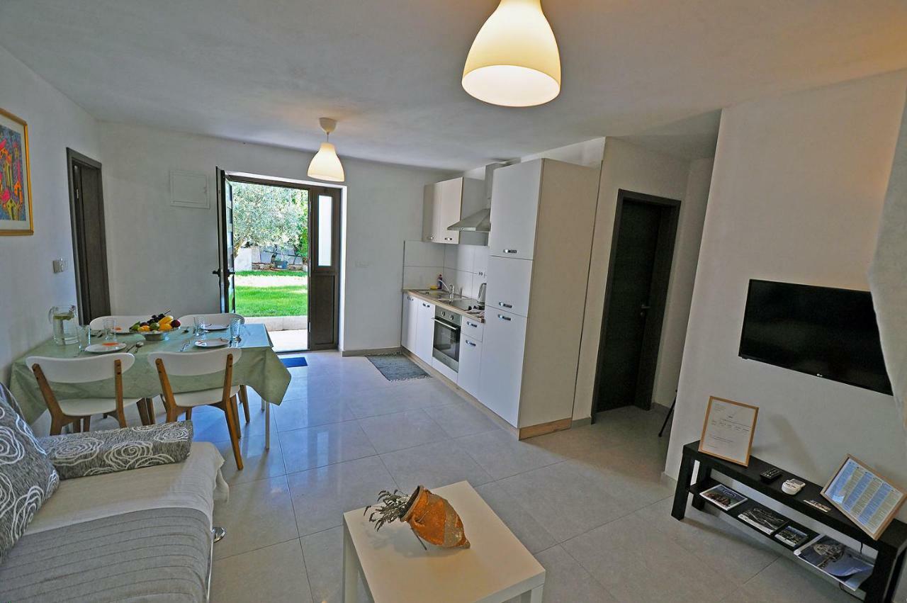 Apartment Dva Oriha Funtana Exteriör bild